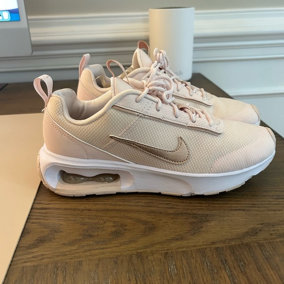 Pick Nike women’s sneakers - Picture 3 of 3